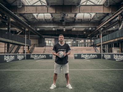 Lukas Podolski und Rakuten eröffnen Strassenkicker Base in Köln.