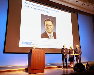 Der DVS ehrt Professor Dr.-Ing. Heinrich Flegel, Am Rednerpult: stellvertr. DVS-Präsident Dipl.-Ing. Peter Boye. V. l. n. r.: DVS-Präsident Professor Dr.-Ing. Heinrich Flegel, stellvertr. DVS-Präsidentin Dipl.-Betrw. Susanne Szczesny-Oßing, DVS-Hauptgeschäftsführer Dr.-Ing. Roland Boecking (Foto: DVS/martinmaier.com)