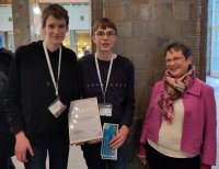 Dr. Benedikte Hatz gratuliert Marc Kolb und Jonas Kirchner vom Kronberg-Gymnasium Aschaffenburg zum Sonderpreis 