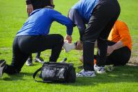 Trainer und Sportliche Leiter müssen sich mit komplexen medizinischen Themen wie Sportverletzungen, Prävention und Rehabilitation auskennen. 
Quelle: WINGS / Adobe Stock