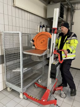 PRONOMIC_Feuerwehr_Hebelift_ergonomisches Schlauchhandling_Feuerwehrmann_schweren Schlauch in ge.jpg