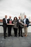 Die WEMACOM-Geschäftsführer Torsten Speth (l.) und Volker Buck (r.) nahmen heute gemeinsam mit Landrat Stefan Sternberg (2.v.r.) und der 1. Stellvertreterin des Kreistagspräsidenten Ute Lindenau die Zuwendungsverträge für eine neue Breitband-Förderung von MVs Innenminister Christian Pegel entgegen. Foto: WEMAG/SKRmedia Die WEMACOM-Geschäftsführer Torsten Speth (l.) und Volker Buck (r.) nahmen heute gemeinsam mit Landrat Stefan Sternberg (2.v.r.) und der 1. Stellvertreterin des Kreistagspräsidenten Ute Lindenau die Zuwendungsverträge für eine neue Breitband-Förderung von MVs Innenminister Christian Pegel entgegen. Foto: WEMAG/SKRmedia