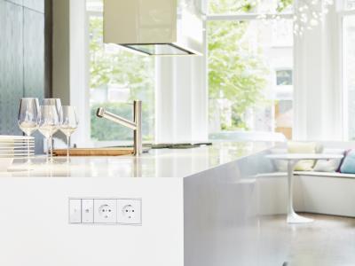 JUNG Schalter- und Steckdosenkombination im flächenbündigen Design LS Zero