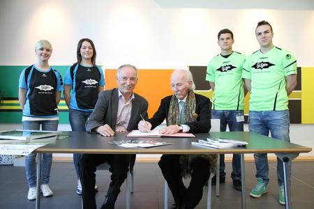 Von rechts: Senator h. c. Peter Schaufler (CEO der BITZER SE) und Karl Schäfer (Erster Vorsitzender des TuS Ergenzingen) unterzeichnen den Vertrag mit einer Laufzeit von vier Jahren.