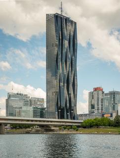 Automatische Türsysteme mit Slimdrive SL NT-Antrieben im DC Tower 1: die Antriebe sind nur sieben Zentimeter hoch und ideal für feingerahmte Türprofile / Foto: GEZE GmbH (fotografiert von Michael Nagl, Wien)