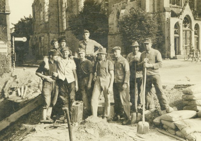 Foto 3 - Borgers hilft beim Wiederaufbau.jpg