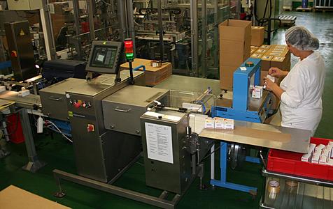 Für die Kontrolle von Produkten, die in aluminiumbeschichteten Beuteln abgepackt sind, wird ein RAYCON Produkt-Inspektionssystem eingesetzt.