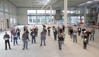 Die Jubilare wurden aufgrund der Coronabeschränkungen nicht wie in den Jahren zuvor bei der Jahresabschlussfeier geehrt, sondern bei einer kleinen Feierstunde im Unternehmen. Für das Gruppenbild mit Sicherheitsabstand konnte die neu gebaute, noch leer stehende Produktionshalle genutzt werden