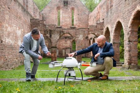 Mark Kürner von Hommel Vermessungssyteme mit Samuel Flick (Microdrones)