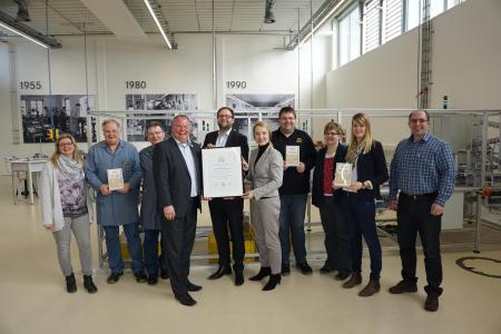 Nils Köstring (Fünfter von links), Geschäftsführer der AUBI-plus GmbH, überreichte die Urkunde an HARTING Ausbildungsleiter Nico Gottlieb (Vierter von links) und Sonja Roth (Fünfte von rechts), Zentralbereichsleiterin Personal. Die HARTING Ausbilder freuten sich ebenfalls über die Auszeichnung