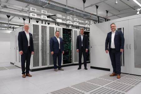Freuen sich auf vertrauensvolle Zusammenarbeit: Michael Lütjann, CIO Nagel-Group, Shayan Faghfouri, Geschäftsführer DextraData, Carsten Taucke, CEO Nagel-Group und Manfred Honf, Director IT Consulting & Services DextraData.