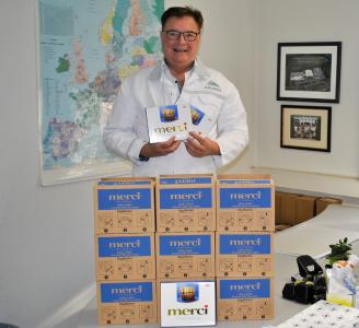 600 Tafeln Merci-Schokolade verteilte Albaad Deutschland Geschäftsführer Wolfgang Tenbusch zu Ostern. Mit den Löhnen und Gehältern für Mai wurde die steuerfreie Zulage an die Mitarbeiter ausgezahlt.