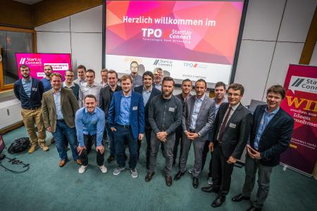Pitch-Teilnehmer mit WRO-Geschäftsführer Dominik Fehringer, WRO-Aufsichtsratsvorsitzender Thorsten Erny und startUp.connect-Bereichsleiter Florian Appel