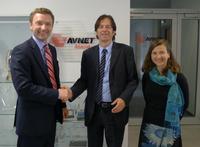 v.l.n.r Hagen Götze, Avnet Abacus; Detlef Hardt, Fischer Elektronik; Giovanna Monari, Avnet Abacus