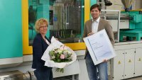 Bettina Zettel von der Fa. Siteco (links) erhält von Bernhard Hennrich, stellvertretender Bereichsleiter Spritzgießen und Additive Fertigung am SKZ, das Zertifikat zur Geprüften Prozessoptimiererin (Foto: Luca Hoffmannbeck/SKZ)