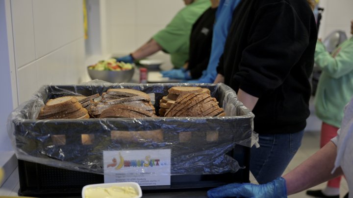 Läuft wie geschnitten Brot: Duisburger Verein Immersatt bekommt dank der thyssenkrupp Steel-Aktion ‚Heldenstulle‘ eine Brotschneidemaschine zum 20. Jubiläum