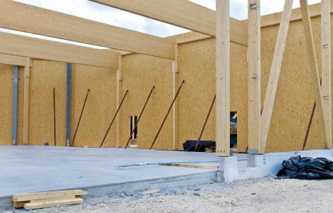 Aufgrund der hohen Klebkraft von MB 2K auf nahezu allen Untergründen sind komplizierte Übergänge im Holzrahmenbau einfach und schnell abzudichten (Bildquelle: Jürgen Fälchle - stock.adobe.com)