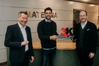 Personalleiter Martin Brochhaus (l.) und CEO Martin Wibbe (r.) begrüßen Basrican Arda Dönmez als 3.000 Mitarbeiter in der Materna-Gruppe