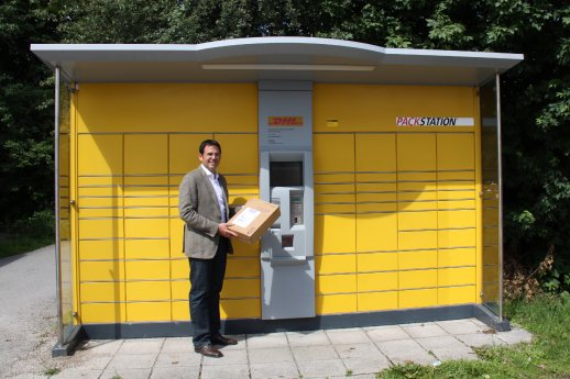 Ingram Micro_Robert Aicher vor Packstation.JPG