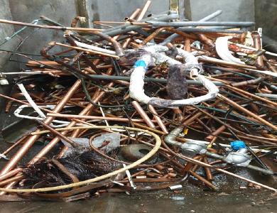 Der Schrotthändler Bochum ermöglicht es Industrie und Gewerbe, zwei Fliegen mit einer Klappe zu schlagen: Er sorgt für Platzgewinn und ist darüber hinaus in der Lage, tagesaktuelle Preise für den Metallschrott zu bezahlen. Bei großen Schrottmengen steht auch Privatpersonen diese Möglichkeit offen.
