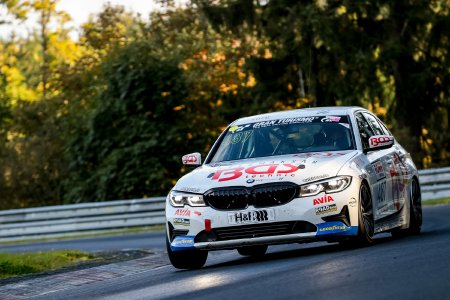 Der Avia-Sorg-BMW mit der #487 konnte sich beim NLS-Saisonfinale auf Goodyear-Reifen glänzend schlagen: Neben dem Klassensieg in der hart umkämpften VT2 fuhr der 330i auch den diesjährigen Rundenrekord in dieser Produktionswagenklasse. Foto: Goodyear / Jan P. Brucke