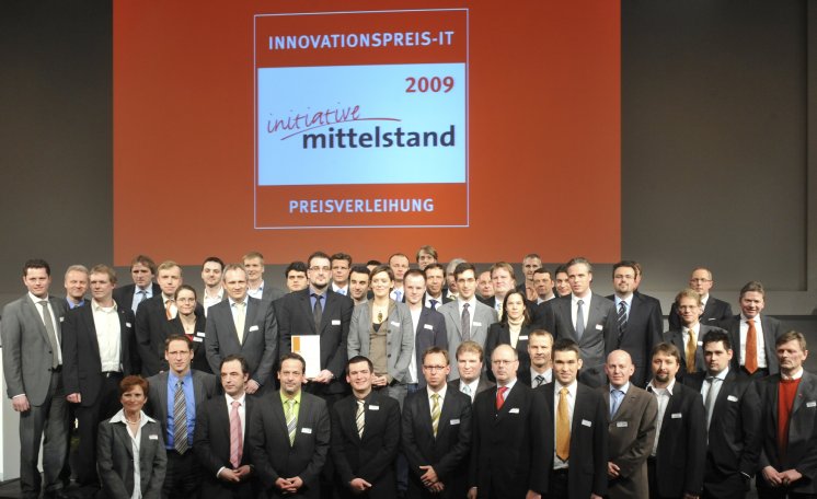 Innovationspreis-IT 2009 - Gruppenbild mit Siegern und Juroren.jpg