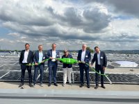 v.r.n.l: Emil Issagholian (Gesamtvertriebsleiter Energiedienstleistungen bei RheinEnergie AG), Holger Mennigmann (Prokurist, RheinEnergie), Joachim Goldbeck (Präsident der GOLDBECK SOLAR Gruppe). Susana dos Santos-Hermann (Aufsichtsratsvorsitzende HGK AG), Achim Südmeier (Vorstand Vertrieb RheinEnergie AG), Tobias Tacke (PC Leiter Solar Roofs bei GOLDBECK SOLAR)