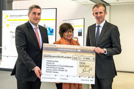 Ansgar Schuler, Leiter Heraeus Sozialberatung (links) übergibt gemeinsam mit Jan Rinnert, Stellv. Vorsitzender der Heraeus Holding GmbH, einen Spendenscheck an Birgit Höllmer, Vorsitzende des Fördervereins der Klinik für Psychiatrie und Psychotherapie in Hanau