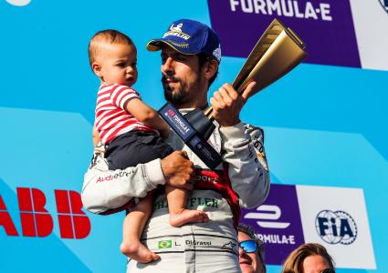 Lucas di Grassi als Vizeweltmeister der fünften Saison mit Pokal und Sohn / Bildquelle: Audi Communications Motorsport