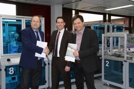Kooperationsvereinbarung mit der Technikerschule Aalen (v.l.n.r.): OStD Vitus Riek (Schulleiter), Prof. Dr. Marcus Liebschner (Hochschule Aalen), StD Thomas Oelgray (Abteilungsleiter Technikerschule Elektrotechnik) / Fotonachweis: ©Hochschule Aalen/Valentin Nagengast