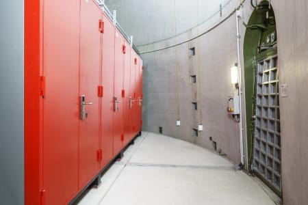 Im Fuß des 13 Meter breiten und150 Meter hohen Stahlbetonturmes einer Windkraftanlage sind vier feuerbeständige IT-Sicherheitsschränke aufgestellt Die Daten sind in den IT-Safe-Schränken vor fremdem Zugriff und vor EMV-Störungen (elektromagnetische Verträglichkeit) geschützt