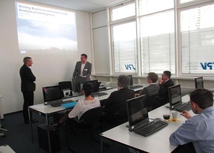 Kunden und Interessenten kamen zur Veranstaltung von SPV in München. Im Vortrag von Frank Harter, Head of Sales Unit Business Analytics bei SAP, ging es um die Basis von Visualisierungen: die Analyse umfangreicher geschäftlicher Daten / Bildquelle: SPV Solutions, Products, Visions AG