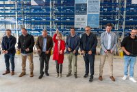 Gemeinsame Durchtrennung des Bandes (v.l.): Roland Diehm (Ersa), Sven Rückert (Riedel Bau), Architekt Peter Menig, Kurtz Ersa-Beirat und Bauherr Rainer Kurtz, Carolin Kurtz (Gesellschafterin), Bürgermeister Klaus Thoma, Thomas Mühleck (CFO/CEO a.i. und Geschäftsführer Kurtz Ersa Logistik), Markus Schmidt (Lagerleiter Kurtz Ersa Logistik) und Logistik-Betriebsrat Andreas Alt