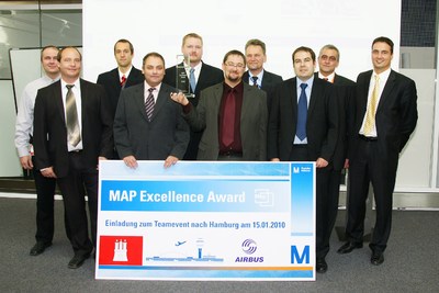 Siegerurkunde in XXL: Das Gewinnerteam um Michael Fröhlich (sechster v. l.) freut sich über den Gewinn des Map Excellence Awards. Controlware Key Account Manager Michael Dzik (ganz rechts) nahm die Auszeichnung für Controlware entgegen
