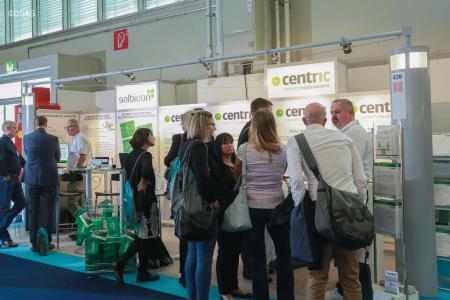 Besucher des DSAG Kongresses am Centric Messestand