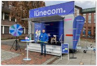 Mit dem Infomobil der lünecom für die Kunden auf Tour. Diesmal in Lüneburg, Bildrechte: www.luenecom.de Mit dem Infomobil der lünecom für die Kunden auf Tour. Diesmal in Lüneburg, Bildrechte: www.luenecom.de