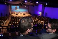 Gute Aussichten für den Nachwuchs: Zahlreiche Auszubildende verfolgten die Konferenz von der Zuschauertribüne der Rittal Arena in Wetzlar, Quelle: Rittal GmbH & Co. KG 