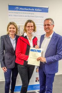 Anke Preu (Mitte) erhielt den Karl Amon Optometry Award aus den Händen Karl Amons persönlich. Studiendekanin Prof. Dr. Anna Nagl (links) freute sich mit ihr (Bildnachweis: © Hochschule Aalen/ Bernhard Buschle)