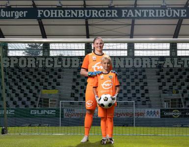 Zukünftig spielen auch die Torhüterinnen der SPG SCR Altach / FFC Vorderland und der gesamte Nachwuchs in orange – hier (v.l.): Janine Koretic, Torhüterin der Damen-Bundesligamannschaft, und Daris Nakic, Nachwuchsspieler beim SCR Altach / Quelle: Gebrüder Weiss / Frederick Sams