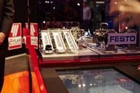 Das Beispiel einer Festo-Handlingsaufgabe zeigt das Zusammenspiel unterschiedlicher Abteilungen mit Fokus auf das mechatronische, interdisziplinäre Engineering