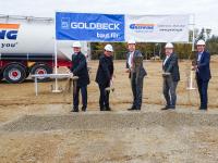 Mit dem obligatorischen ersten Spatenstich haben Dr. Dieter Gilles (Wacker), Burghausens 1. Bürgermeister Hans Steindl, Greiwing-Geschäftsführer Jürgen Greiwing, Reinhard Birnkammer (Vinnolit) und Dieter Janshen (Goldbeck) (v.l.n.r.) die Bauarbeiten am neuen GREIWING-Standort in Burghausen offiziell eingeläutet. (Foto: GREIWING)