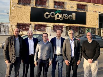 Mit dem Kauf von Copysell verstärkt Onlineprinters seine Präsenz in Spanien. Roland Keppler (2.v.r.), CEO von Onlineprinters, und Dirk A. Müller, (3.v.r.), CFO von Onlineprinters, begrüßen die Geschäfsführer von Copysell in der Unternehmensgruppe: Francisco Cembranos (1.v.l.), CCO Jose Antonio Baro (3.v.l.), CEO, und Alberto Fernandez (1.v.r.), CFO. Die Integration in die Onlineprinters-Gruppe verantwortet Ralf Schraud, bei Onlineprinters auch verantwortlich für den Digitaldruck sowie den LFP-Bereich. Copyright: Onlineprinters GmbH