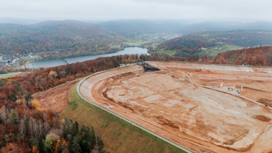 jr-raedlinger-sanierung-oberbecken-pumpspeicherkraftwerk-happurg-luftaufnahme-happurger-see.jpg