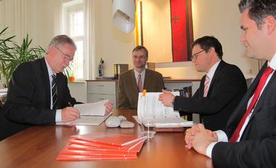 Vertragsunterzeichnung, Foto: EKHN