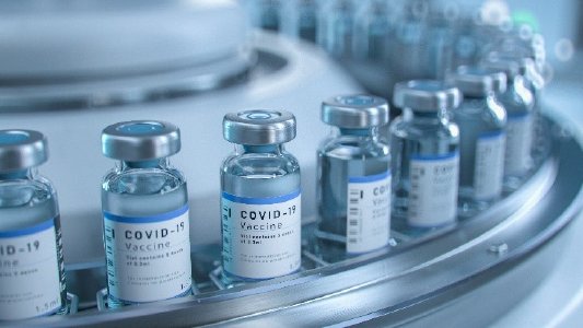 Glass bottles for the Corona vaccine are manufactured using state-of-the-art vacuum technology from Busch Vacuum Solutions / Bild: © Gorodenkoff