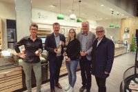 Station im Biomarkt Geist: Mitglied der IHK-Geschäftsleitung Stefan Gölz (rechts), Oberbürgermeister Thilo Michler (2 v. links) mit Simone Jakob, Doris Bauer und Ro-land Geist (von links nach rechts), Foto: IHK Heilbronn-Franken/Lisa Seeberger