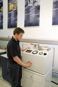 HAVER-BIG GURLY - a test instrument made by Haver & Boecker. It provides information on the properties of the sack material and sack quality.