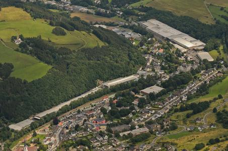 In 19 Fertigungshallen arbeiten mehr als 1.000 Mitarbeiter bei Schoeller Werk in Hellenthal