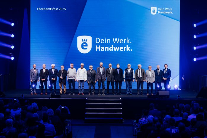 PM 32_25 Bild 1 Ehrenamtsfest Prüfer goldene Ehrennadel.jpg