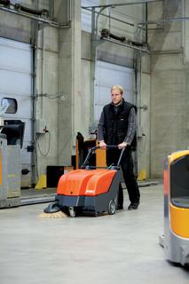 Der Hako-Hamster 650 erreicht eine Flächenleistung bis zu 3.525 m2/h (nach VDMA 24441, mit Seitenbesen)
